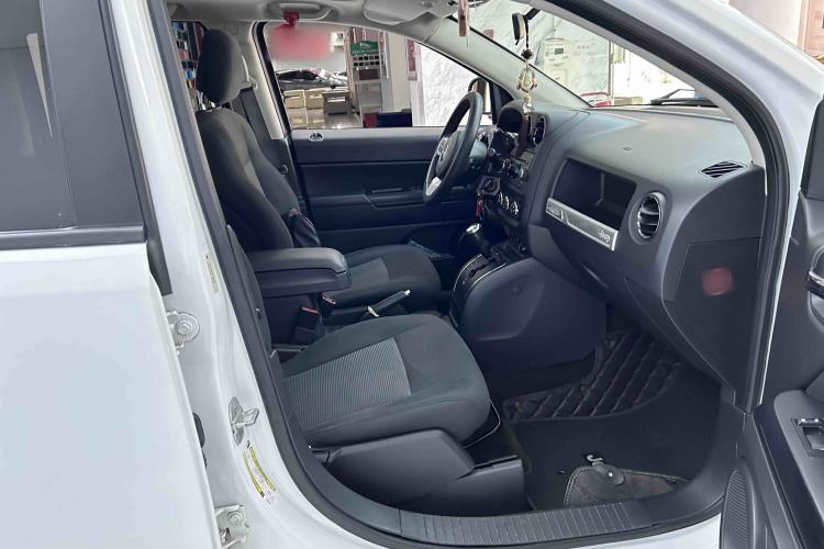 Used Jeep Compass 2015 2.0L two-wheel drive sport version Right Front Seat