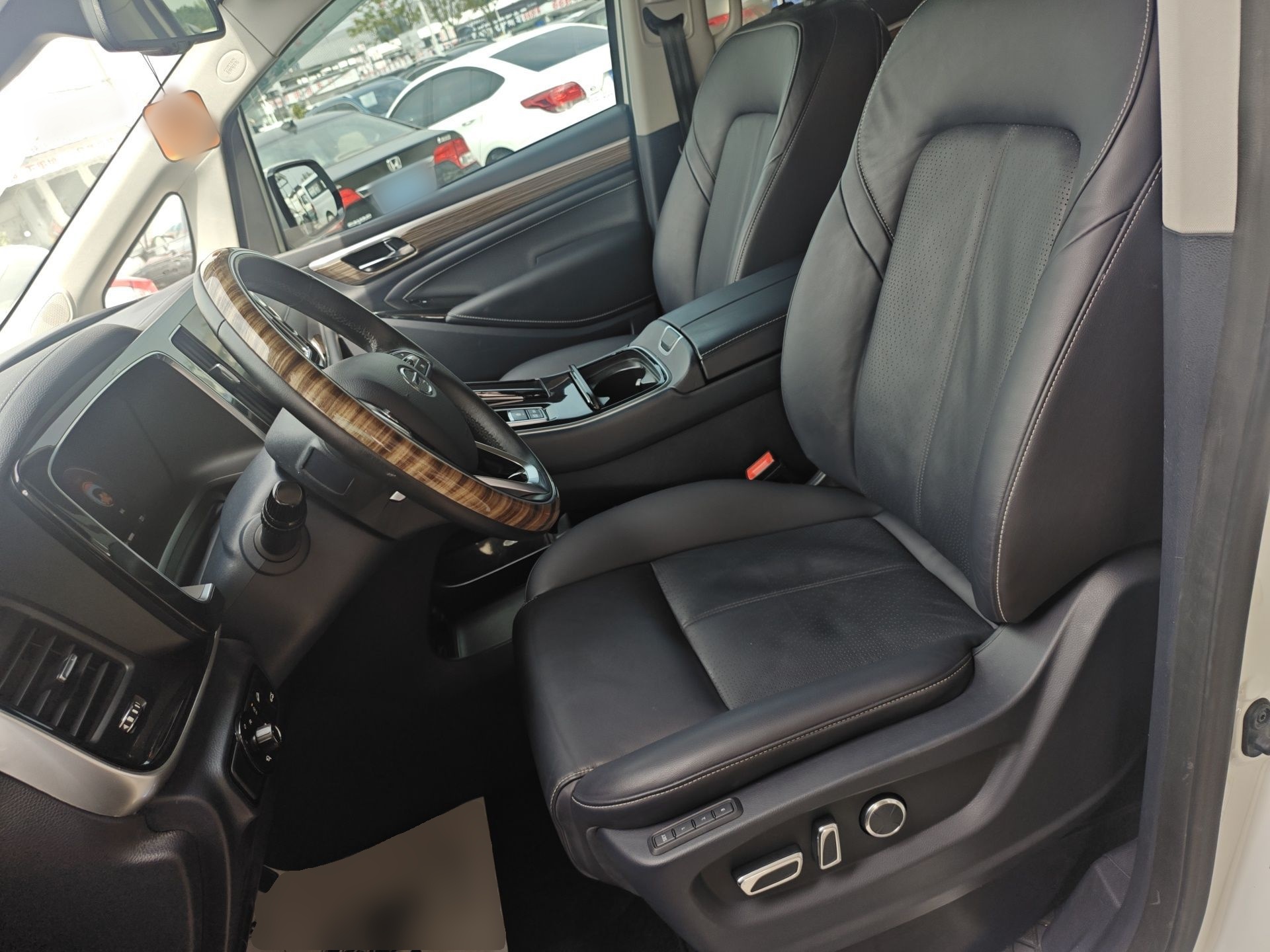 Переднее сиденье в автомобиле