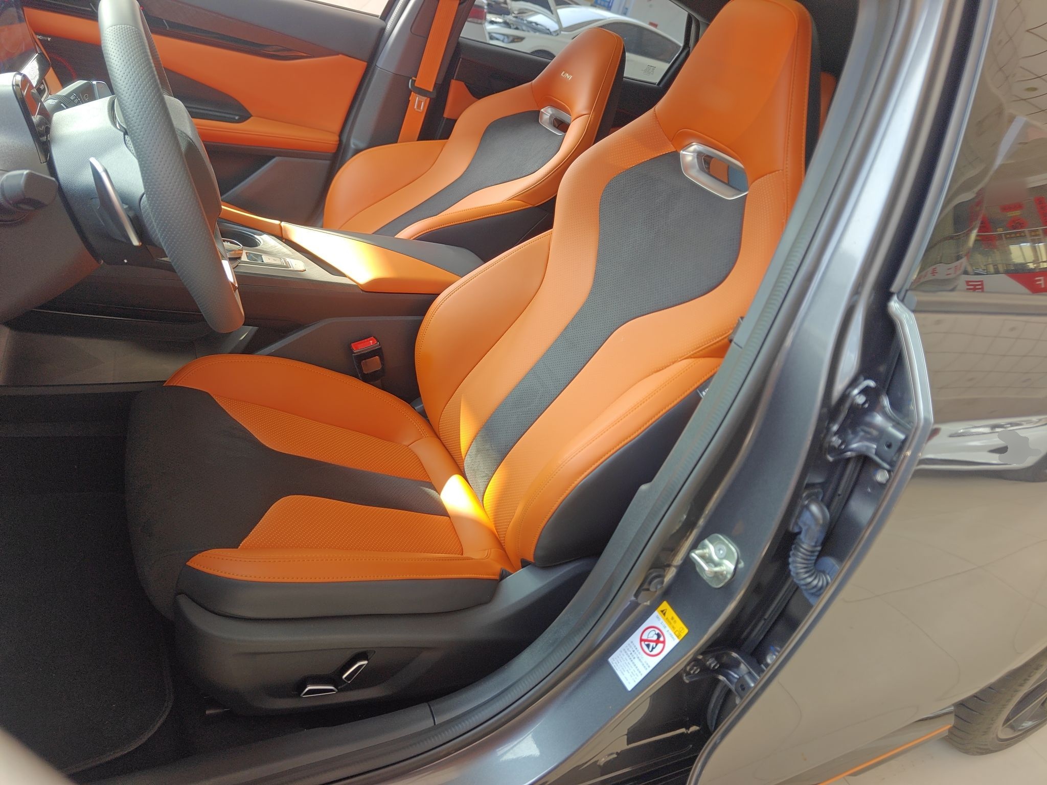 المقاعد الأمامية داخل السيارة