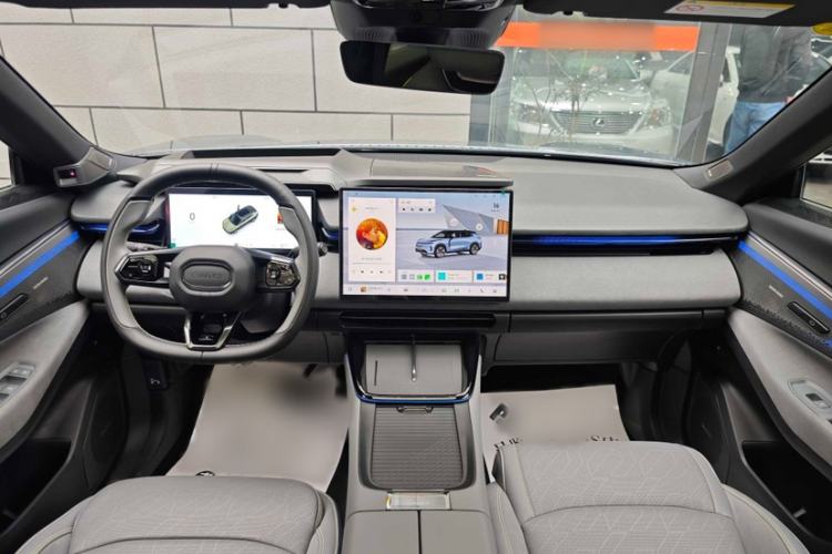 Used Lynk & Co 08 EM-P 2025 220 km All-Wheel-Drive Performance Halo