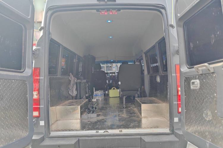 Used Iveco Daily 2023 2.5T A37M1 Multi-Purpose Passenger Vehicle Long Wheelbase Mid-Roof Design Dual Side Sliding Doors Automatic Transmission
