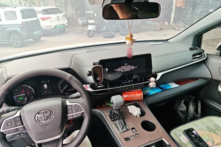 Used Toyota Granvia 2026 Model 2.5L Hybrid Comfort Edition Center Console