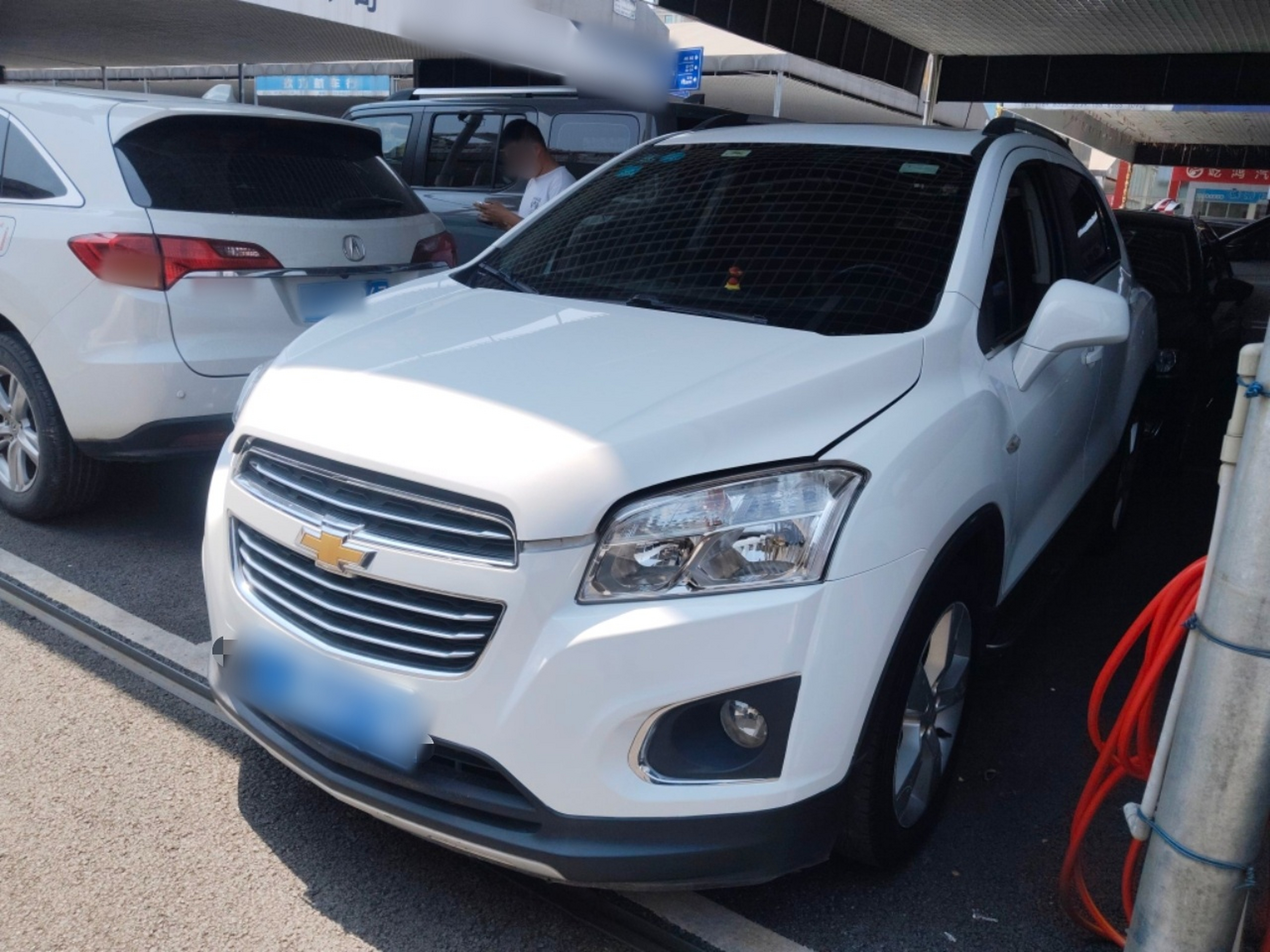 Под передней частью автомобиля