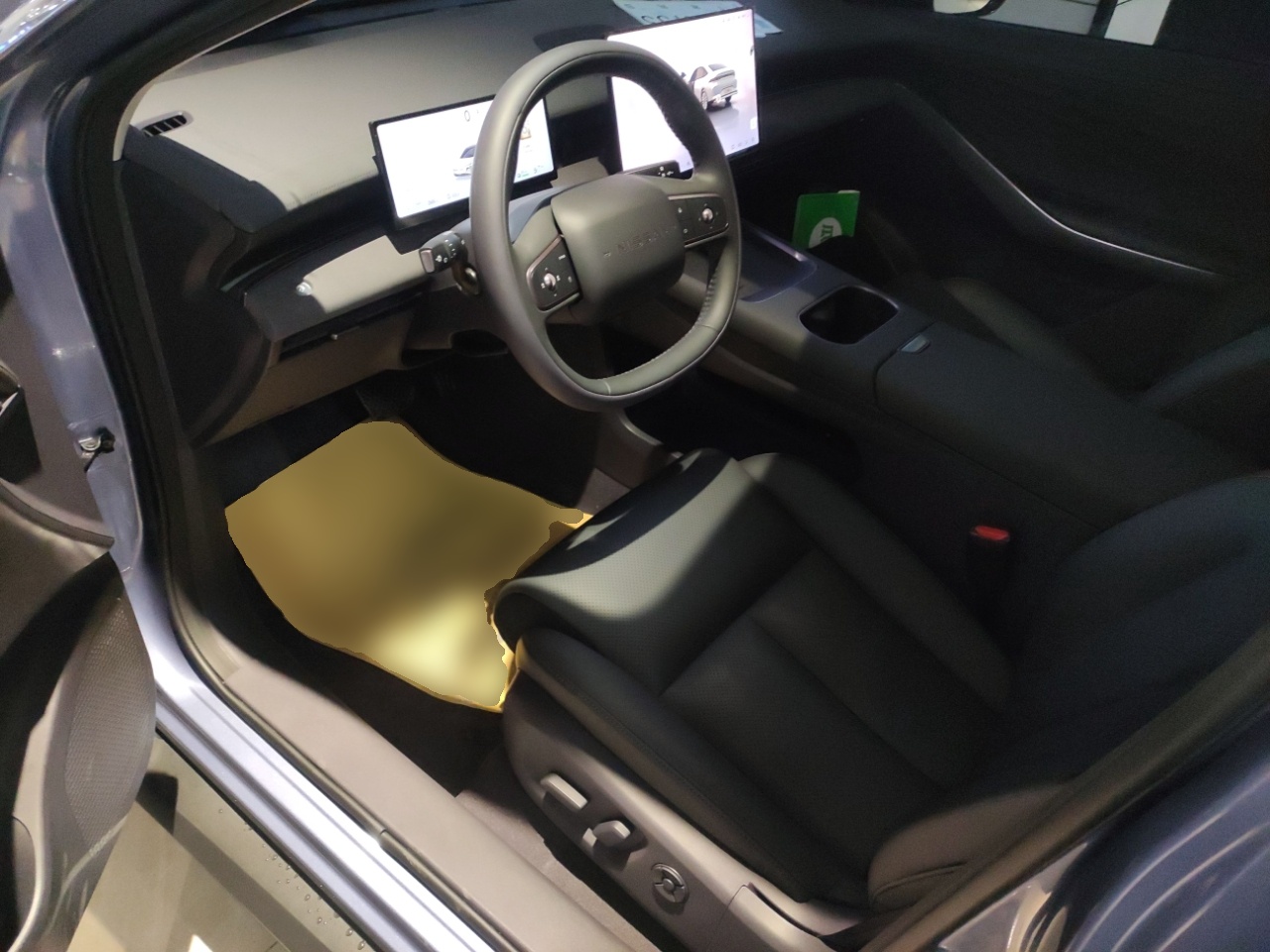 المقاعد الأمامية داخل السيارة