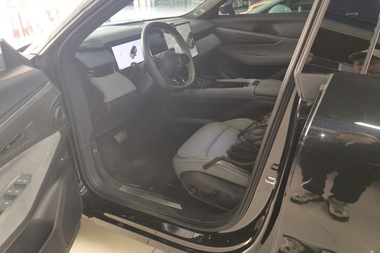 Used Lynk & Co 08 EM-P 2025 120km Long-Range Pro
