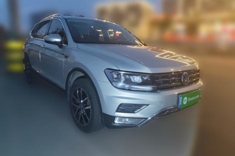 Used Volkswagen Tiguan L 2018 330TSI Automatic Two-Wheel Drive Luxury Edition Front Right 45 Deg