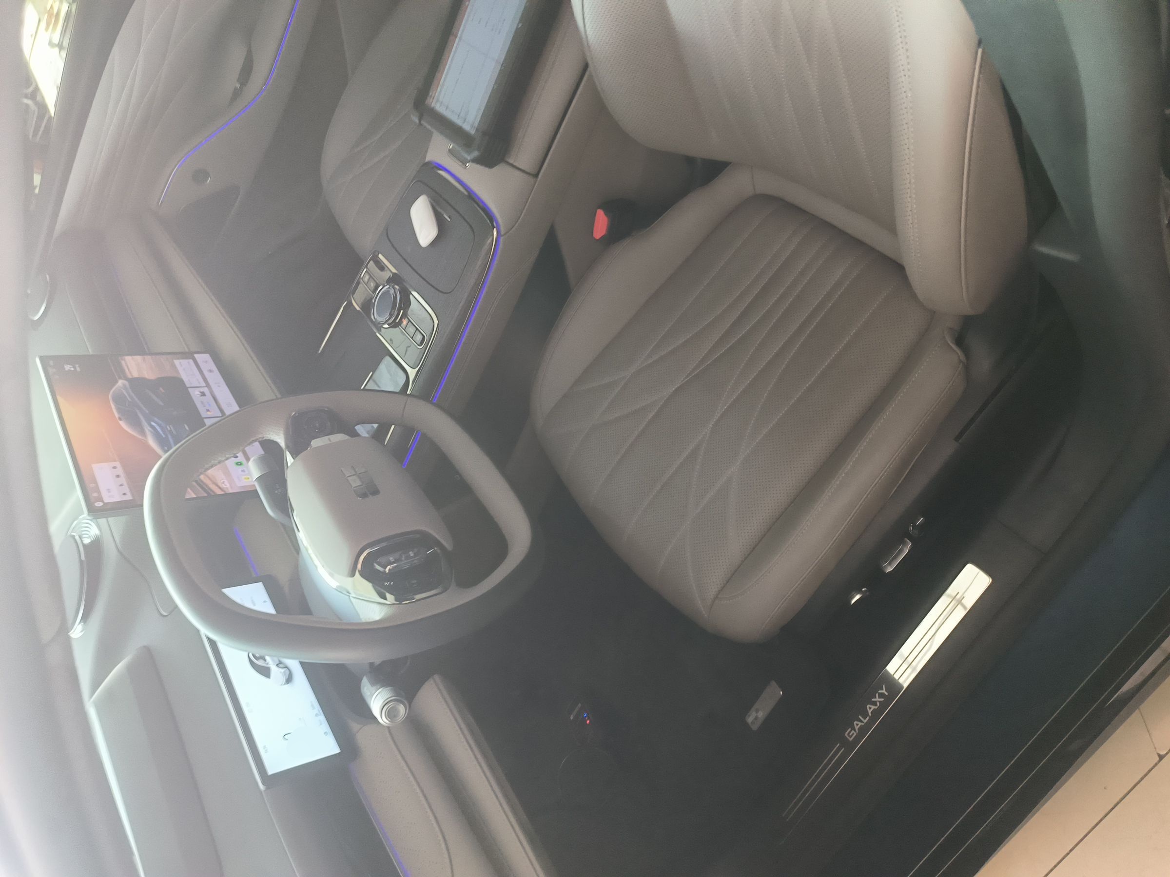 المقاعد الأمامية داخل السيارة