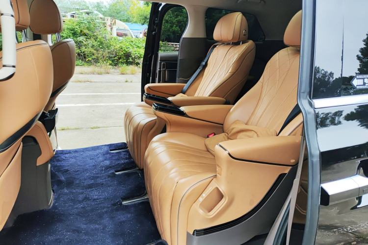 Used Denza D9 2022 DM-i 1040 Prestige Model Interior 4