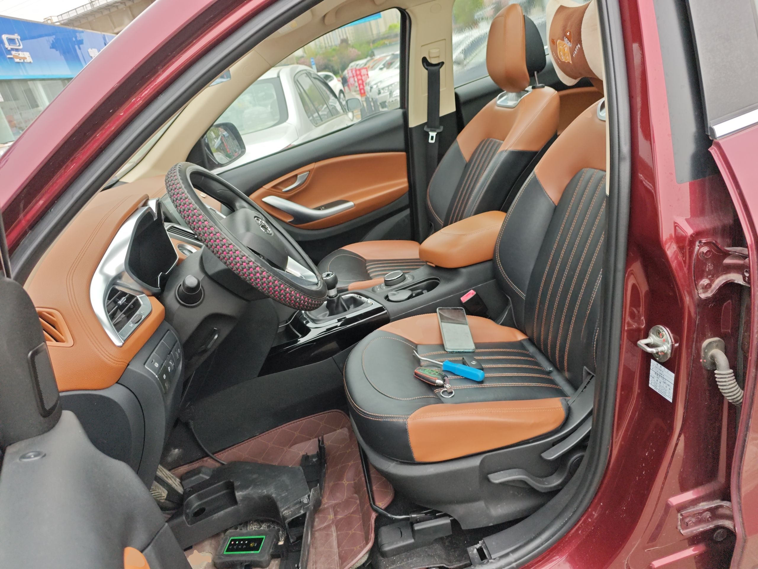 المقاعد الأمامية داخل السيارة