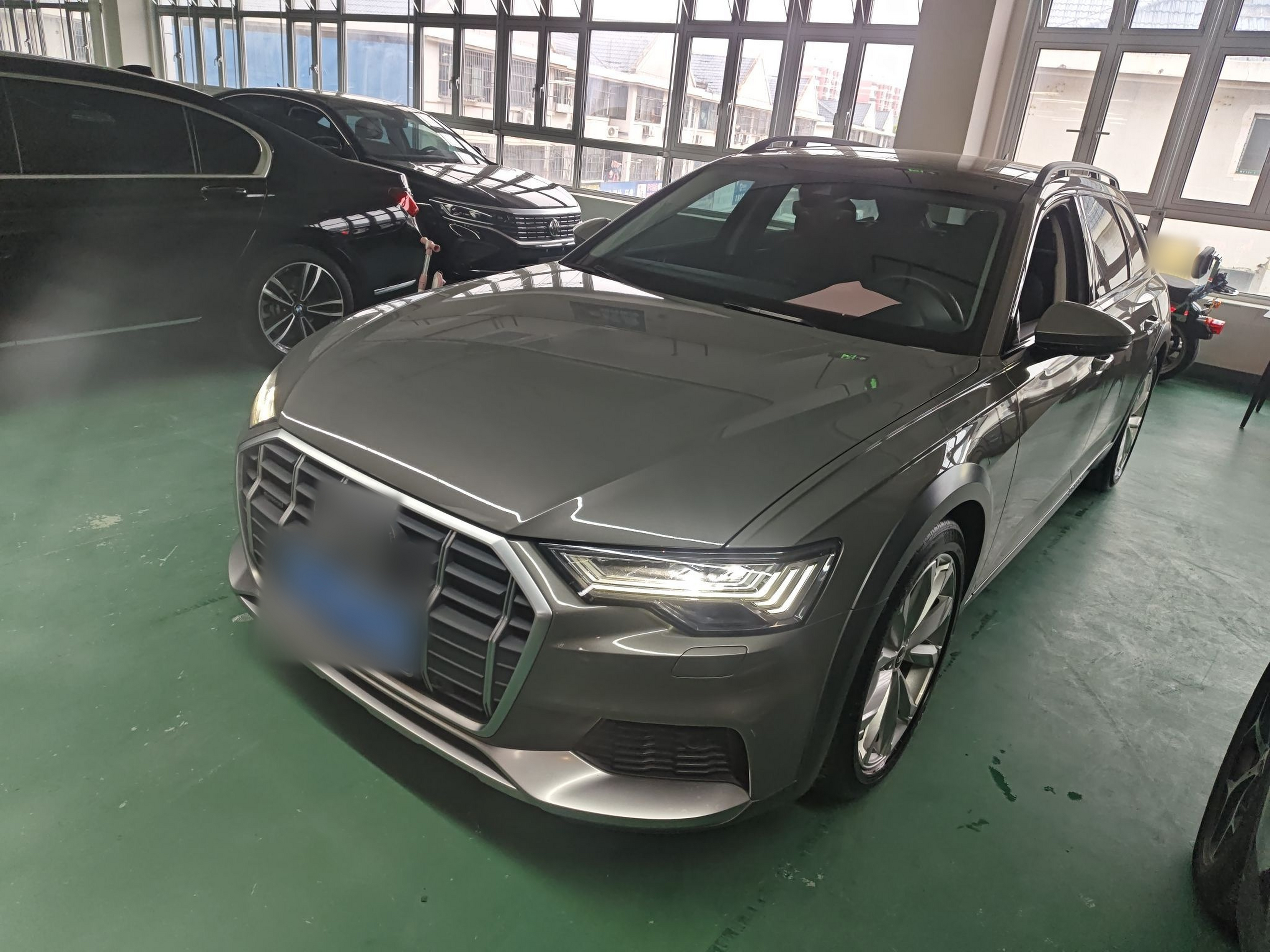 Под передней частью автомобиля