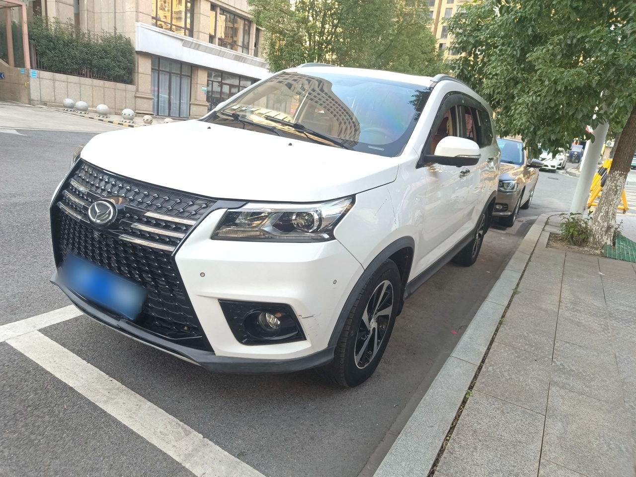 Под передней частью автомобиля