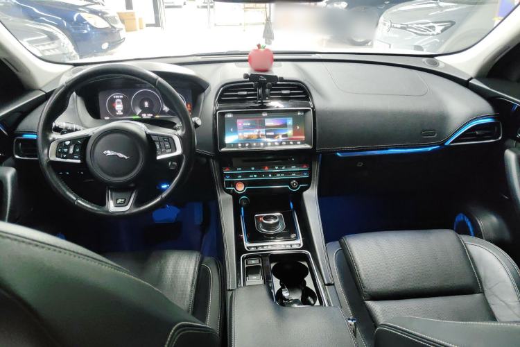 Used Jaguar F-PACE 2016 3.0 SC Four-Wheel Drive R-Sport Sport Edition Center Console