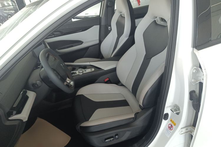 Used Changan UNI-V iDD 2024 Blue Whale Smart Electric iDD 136km ZhiKu Model
