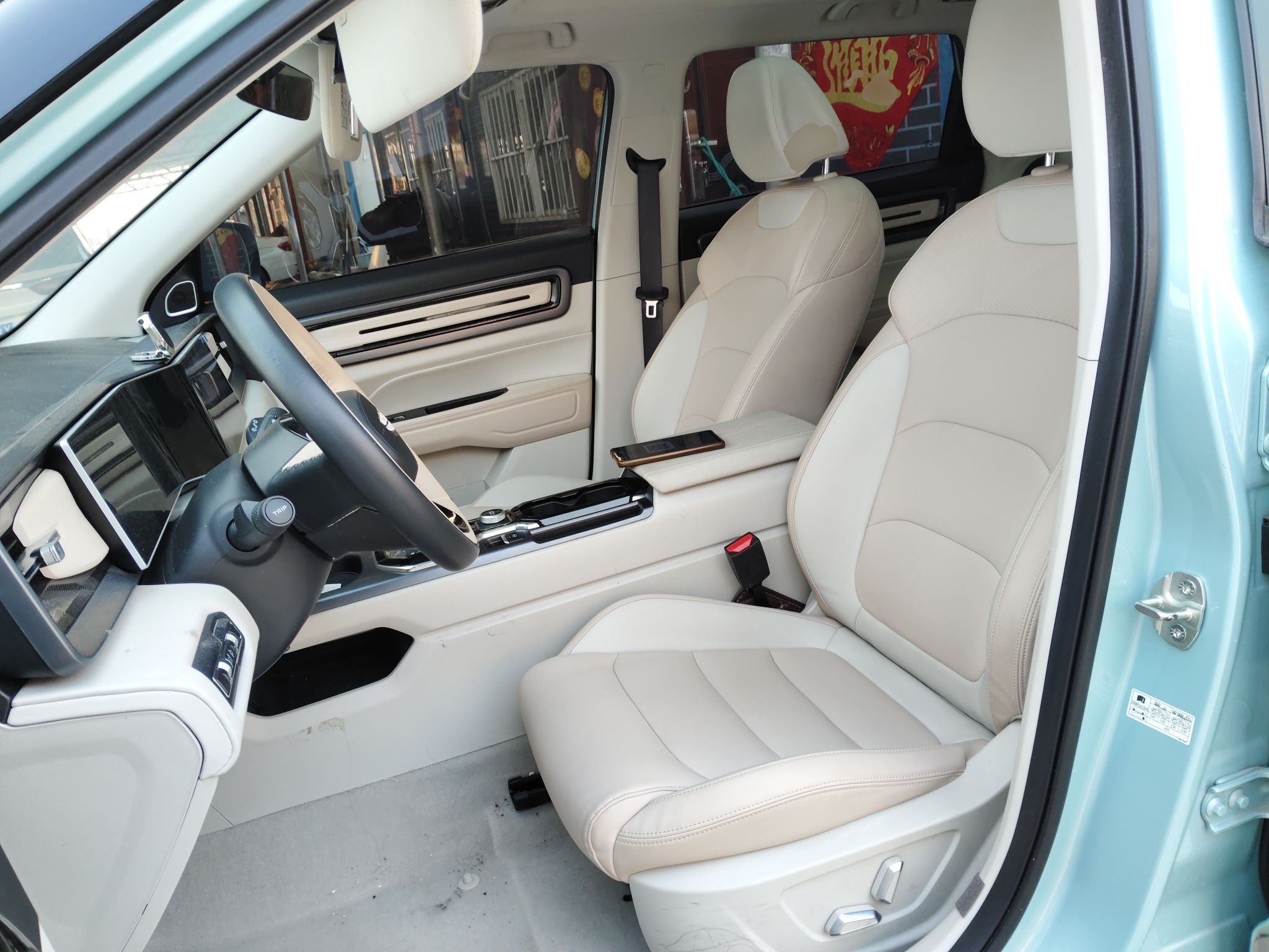 المقاعد الأمامية داخل السيارة