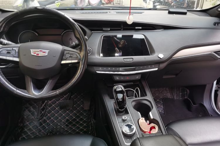 Used Cadillac XT4 2018 28T Two-Wheel-Drive Luxury Model Center Console