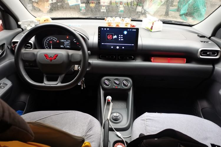 Used Wuling Hongguang New Energy 2024 All-Electric Model 300KM Practical Version Center Console