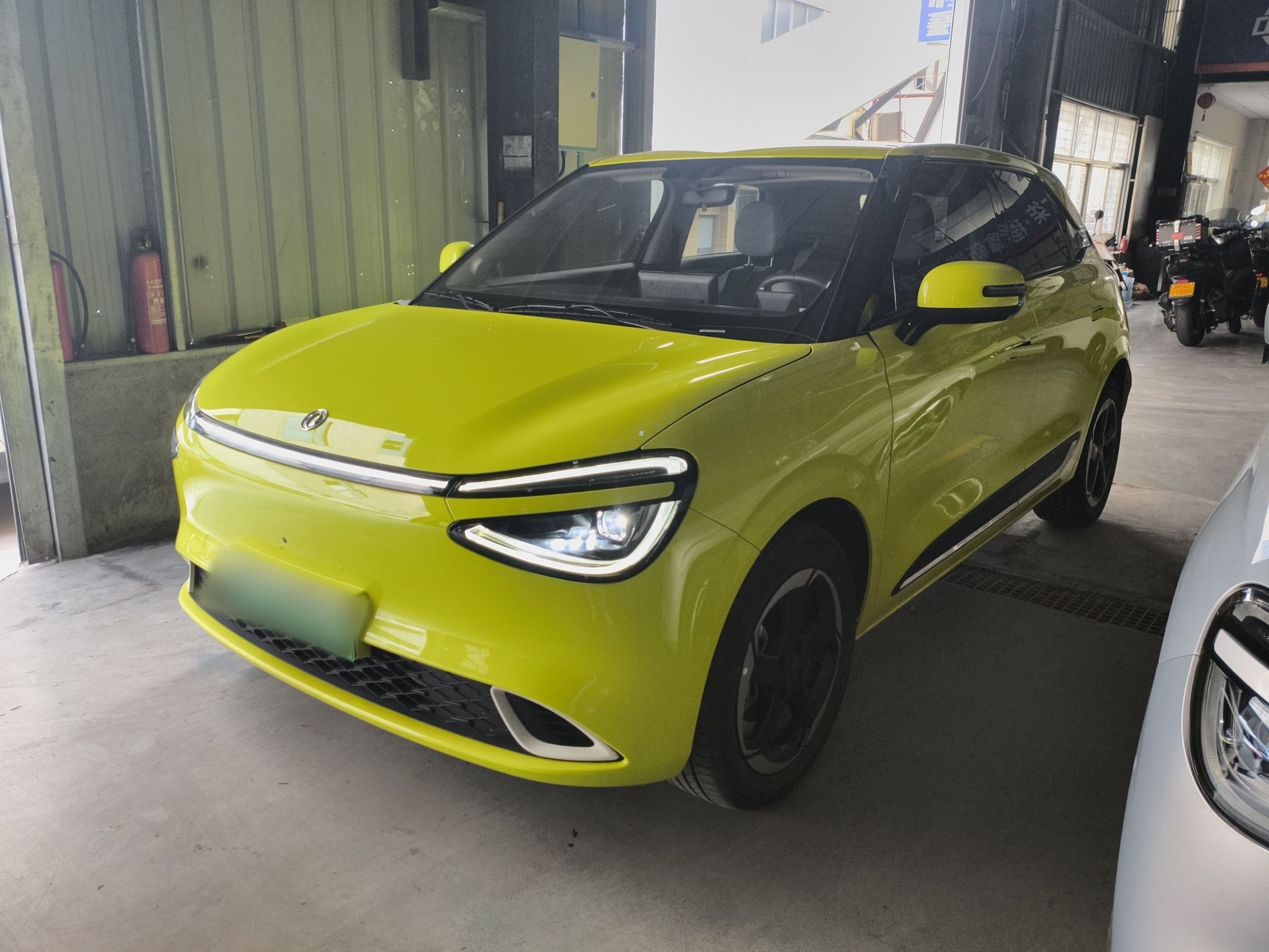 Под передней частью автомобиля