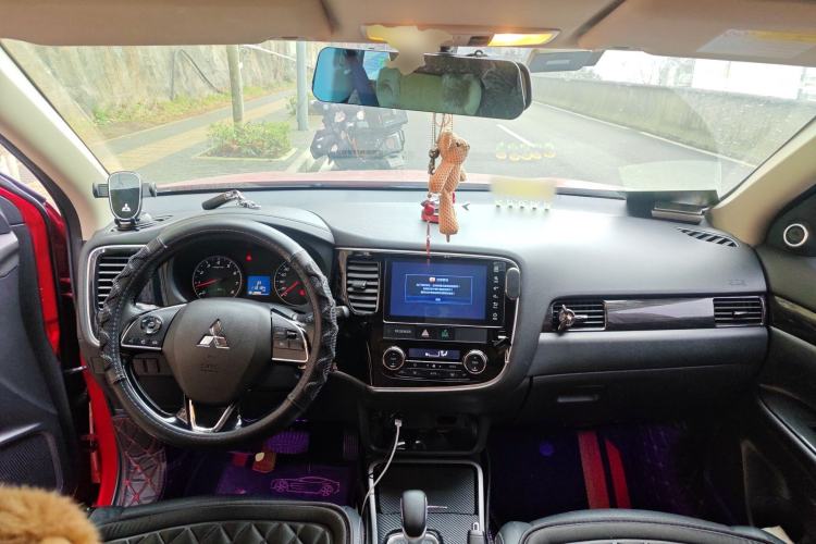 Used Mitsubishi Outlander 2018 2.0L Two-Wheel Drive Glory Edition 5 Seats Center Console