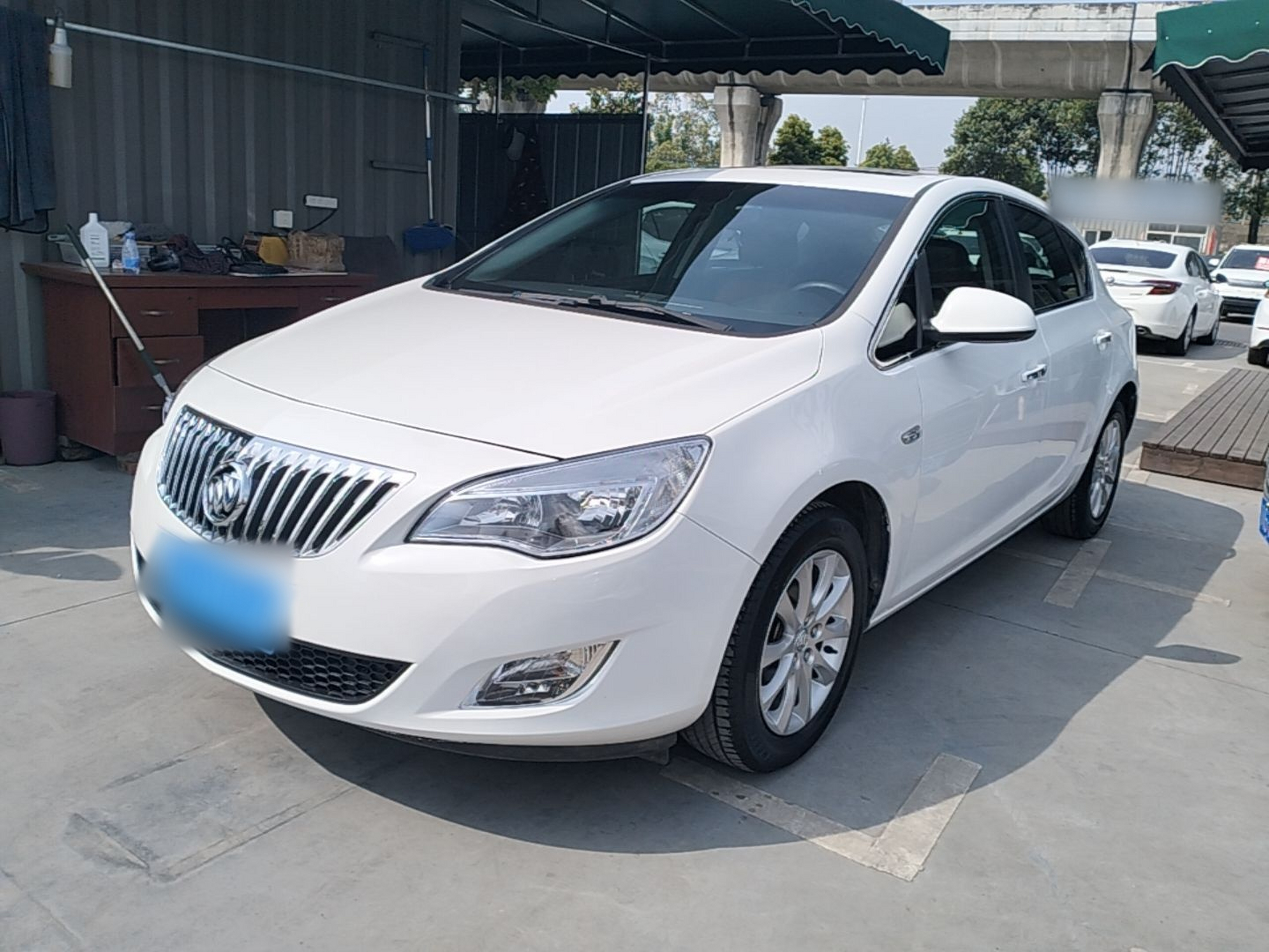 تحت مقدمة السيارة