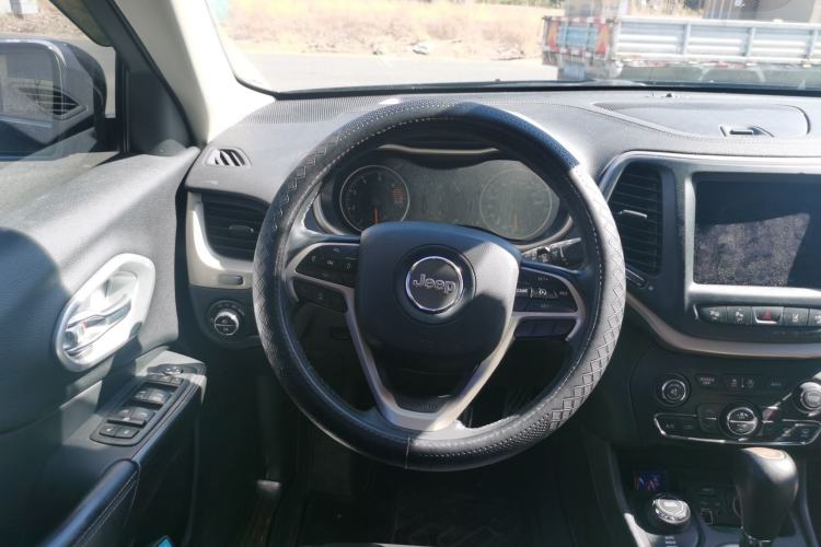 Used Jeep Cherokee 2017 2.4L Professional Smart Edition Steering Wheel