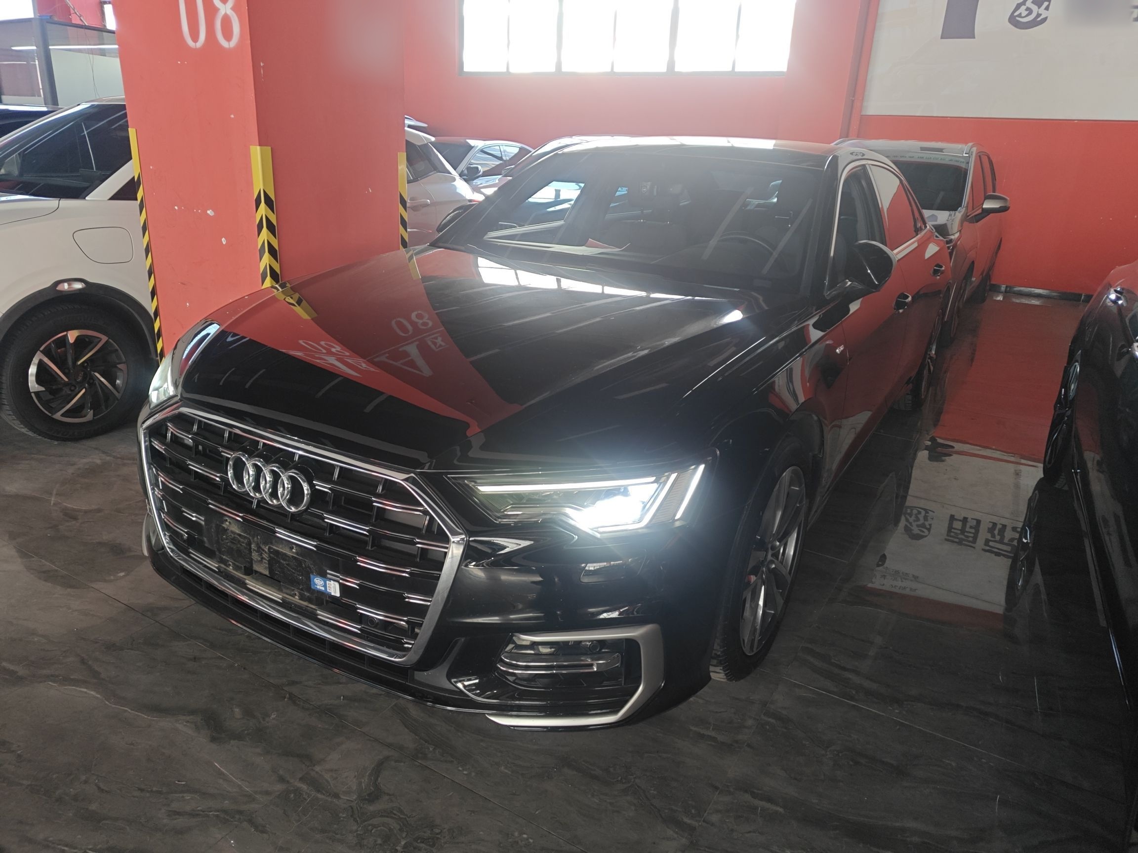 تحت مقدمة السيارة