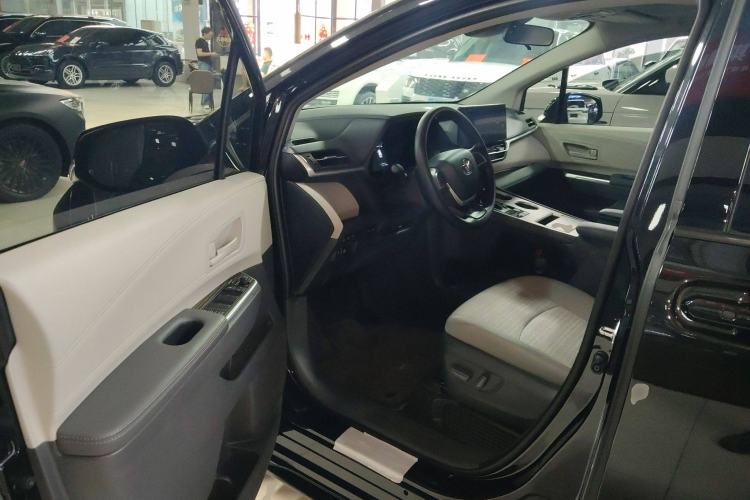 Used Toyota Sienna 2024 2.5L Hybrid Comfort Edition
