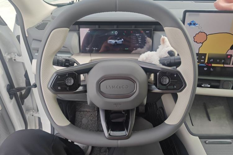 Used Lynk & Co 06 EM-P 2023 EM-P 126 Long-Range Halo Steering Wheel