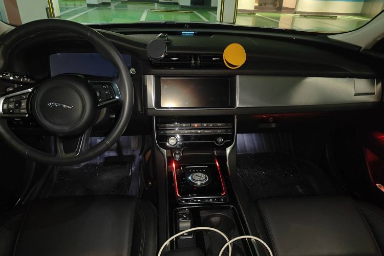 Used Jaguar XFL 2020 XFL 2.0T P200 Two-Wheel-Drive Elite Edition Center Console