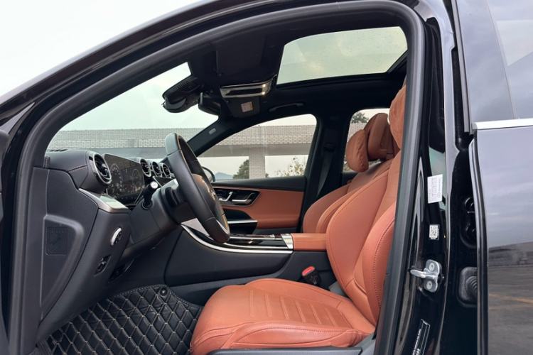 Used Mercedes-Benz GLC 2023 Facelift GLC 260 L 4MATIC Dynamic Version 5 Seats Interior 4