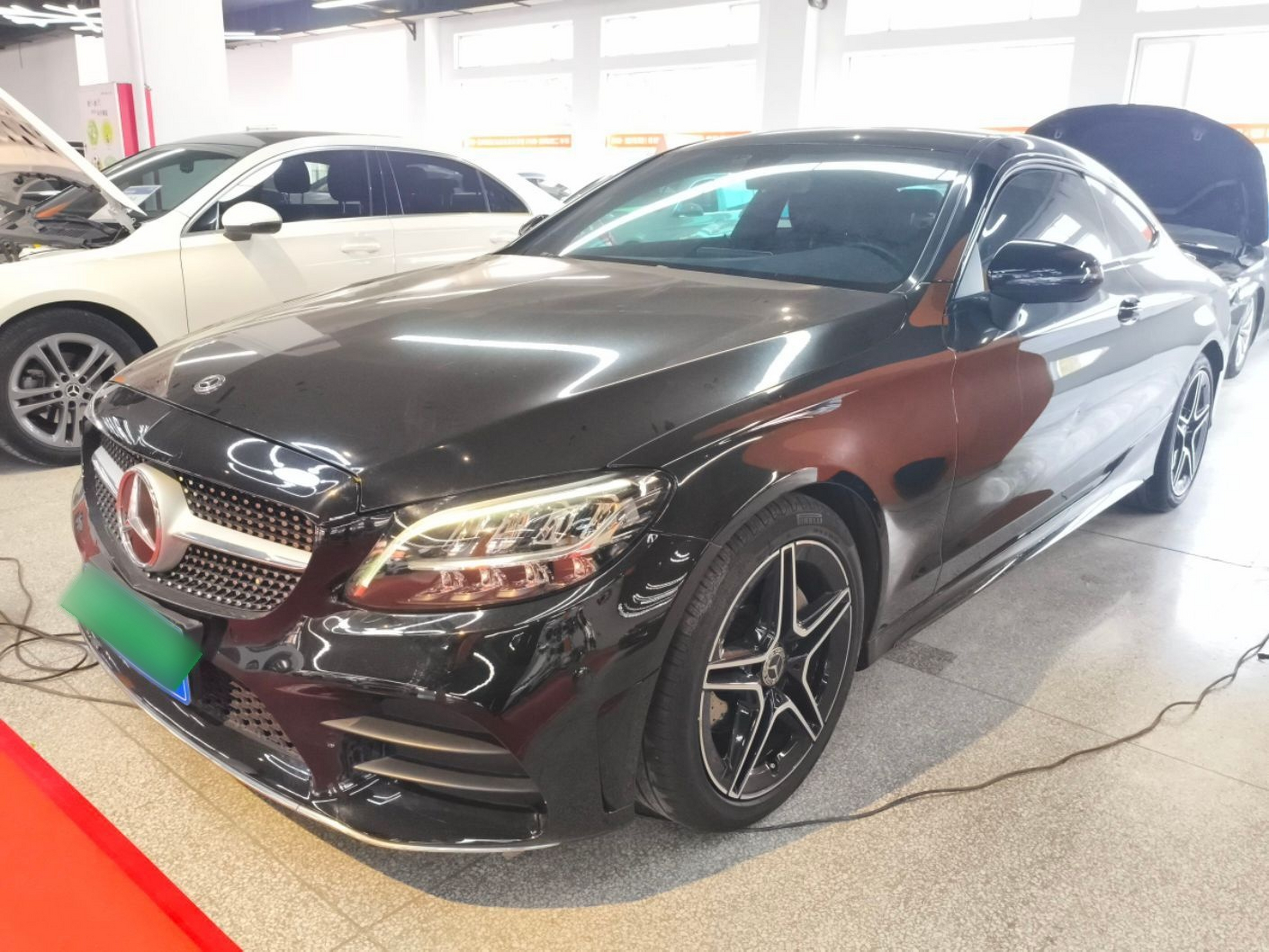 تحت مقدمة السيارة