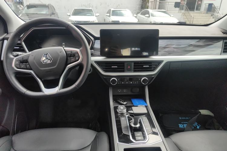 Used Sinotruk BOLDEN 2024 Commercial 2.0T Automatic Diesel 4x4 Long Wheelbase Luxury Edition Center Console