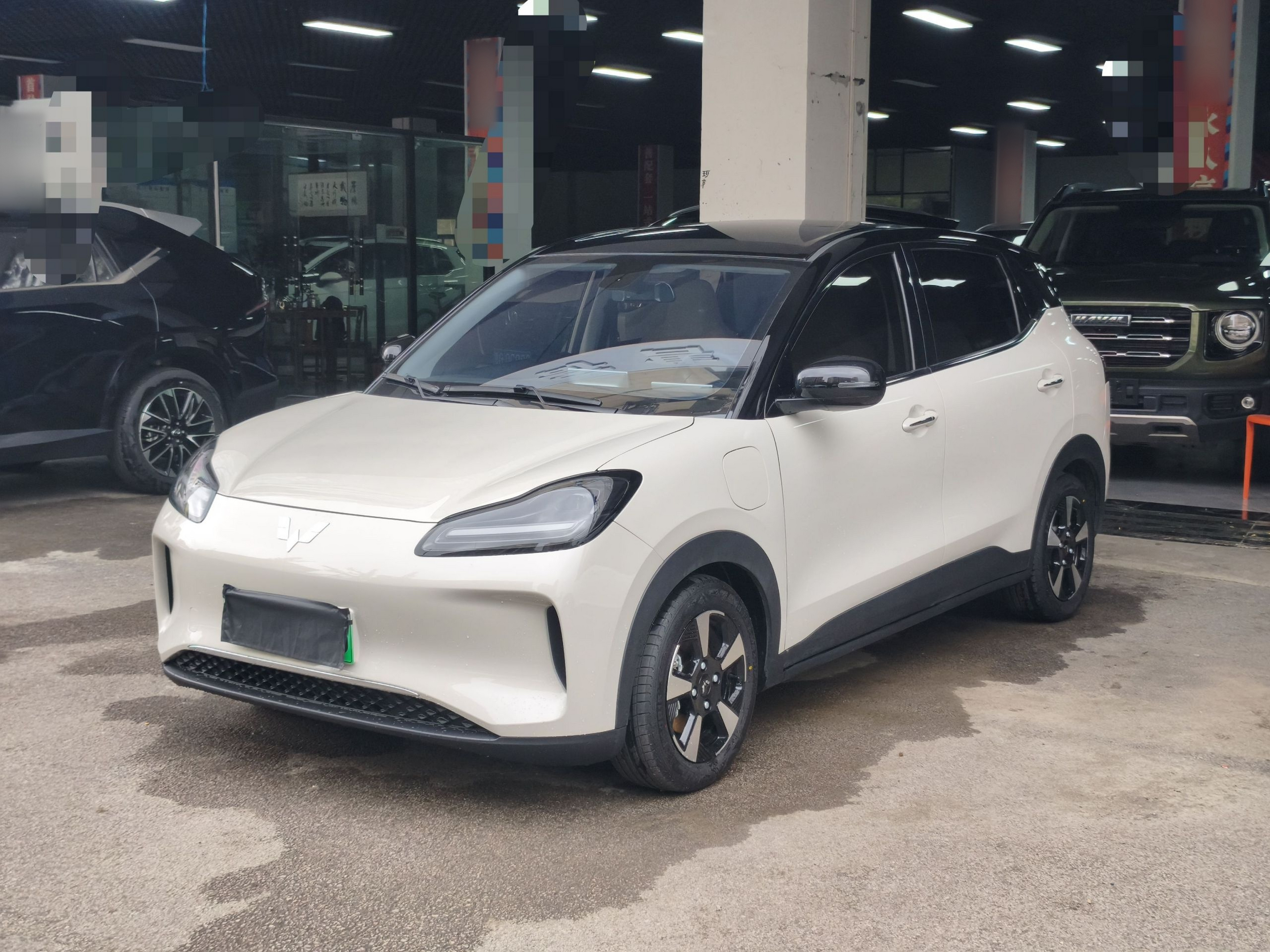 تحت مقدمة السيارة