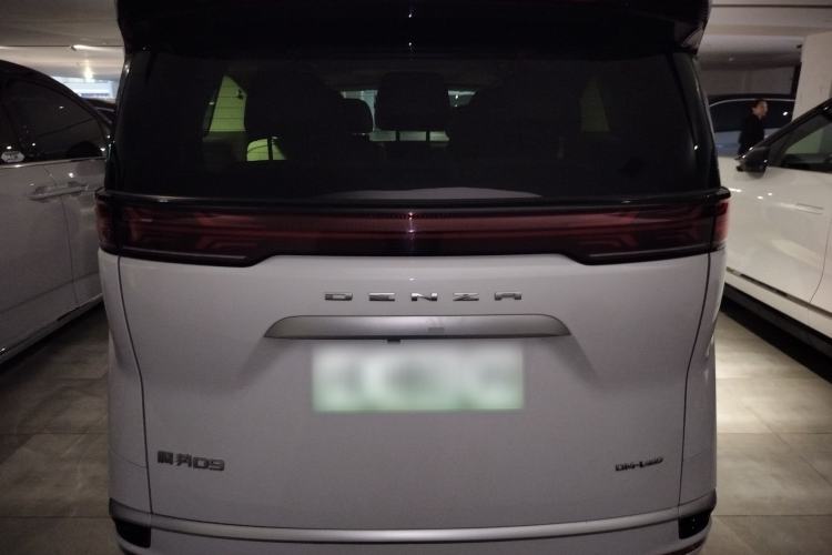 Used Denza D9 2022 DM-i 970 Four-Wheel Drive Flagship Model
