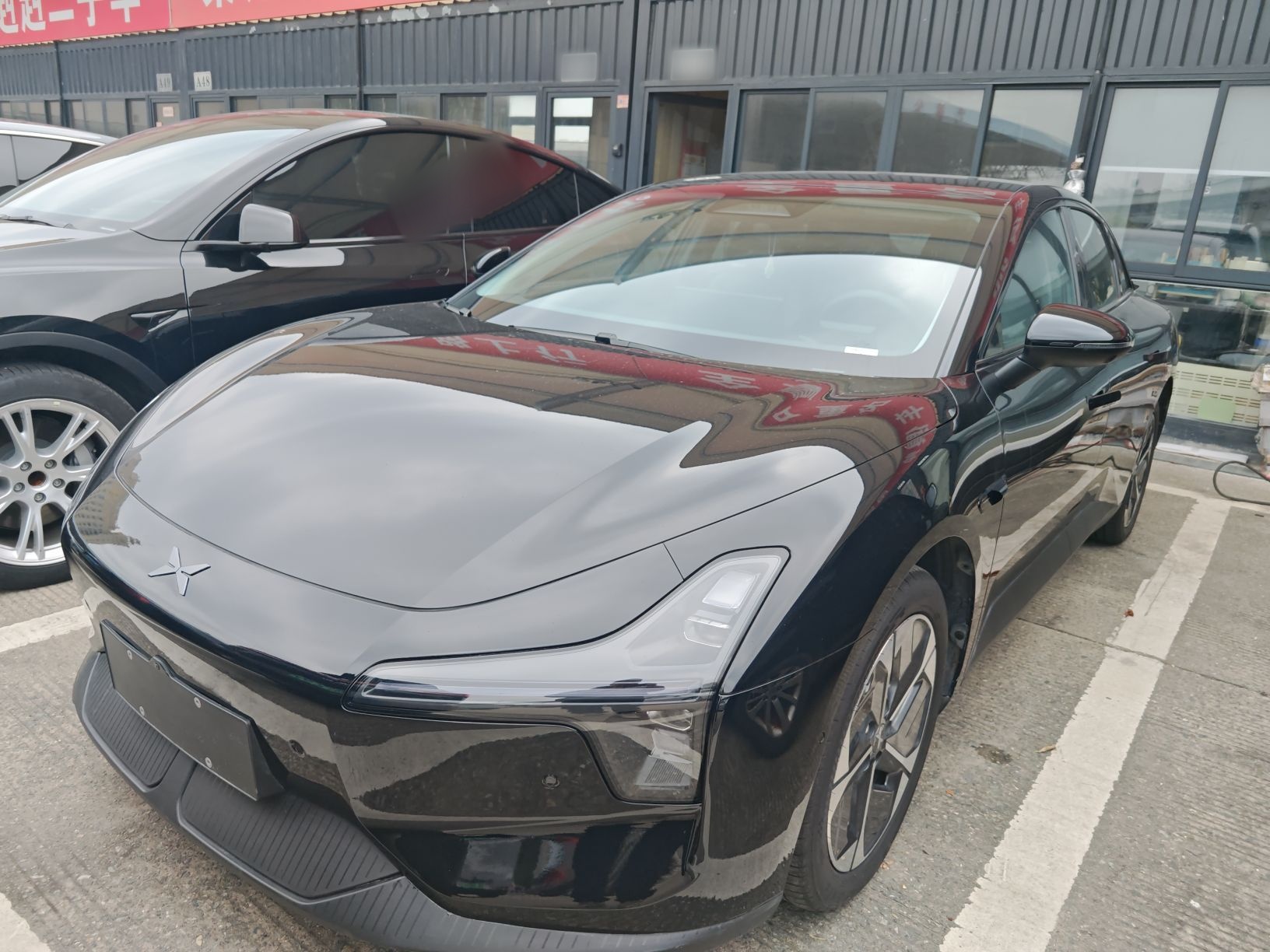 Под передней частью автомобиля