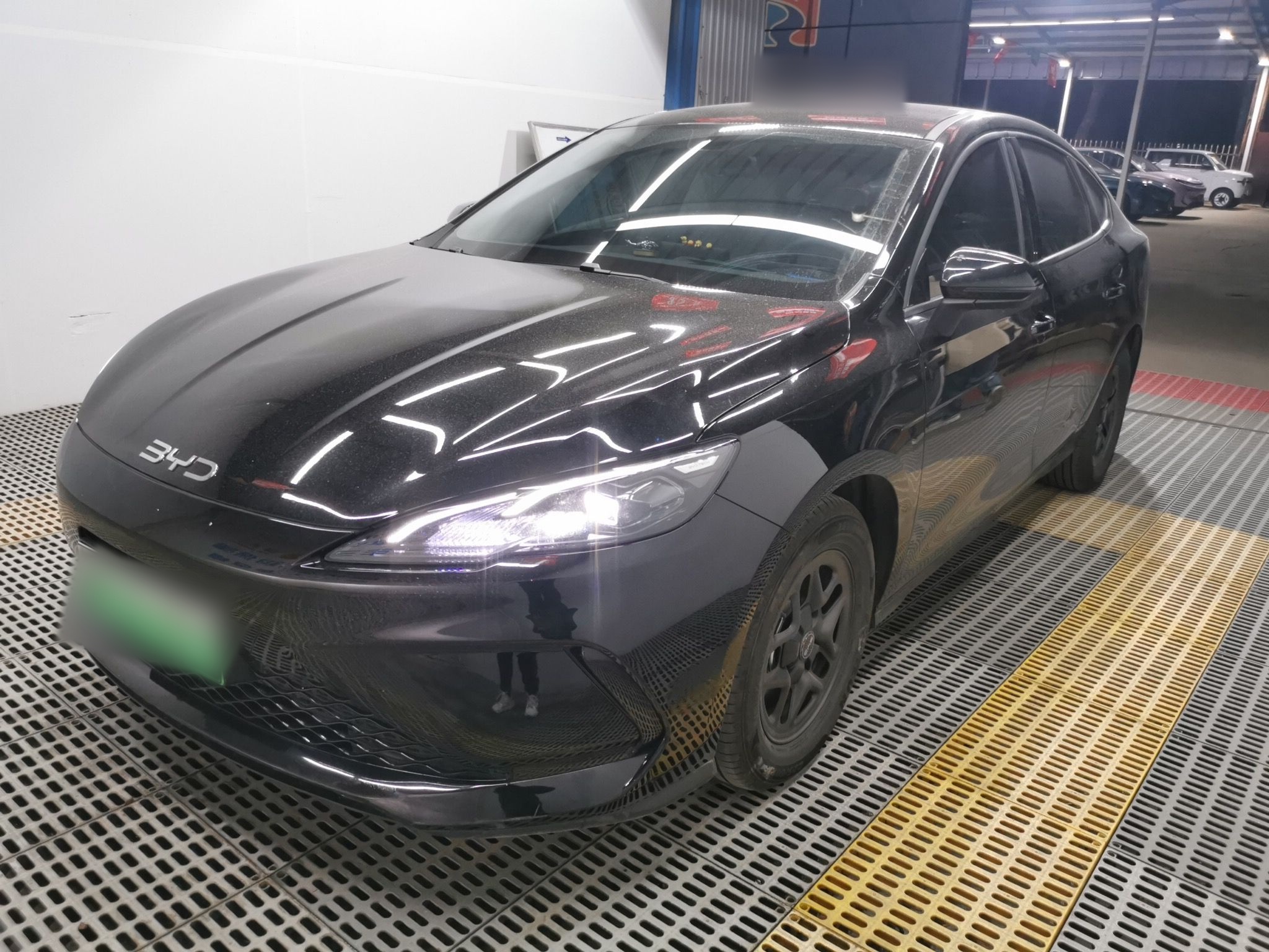 تحت مقدمة السيارة