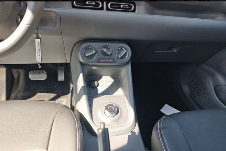 Used Wuling Hongguang New Energy 2025 Extended-Range Hybrid 50 km Utility Version Interior 4