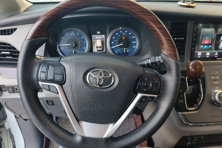 Used Toyota Sienna 2017 3.5L Four-Wheel Drive LE Trim 7 Seats – U.S. Specification
