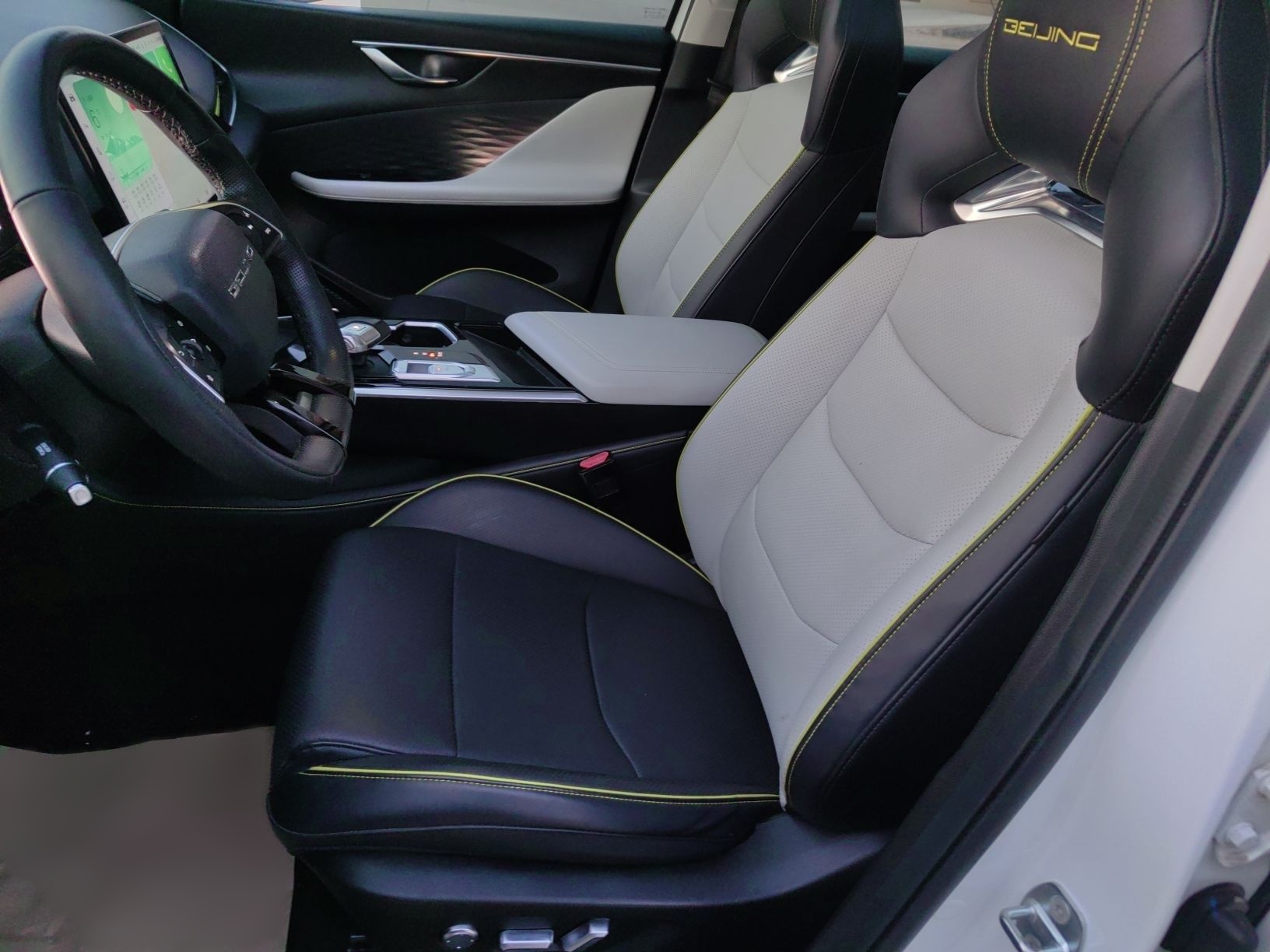 المقاعد الأمامية داخل السيارة