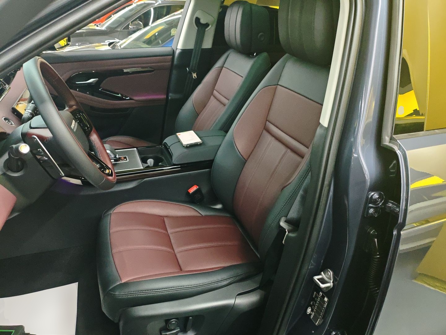 المقاعد الأمامية داخل السيارة