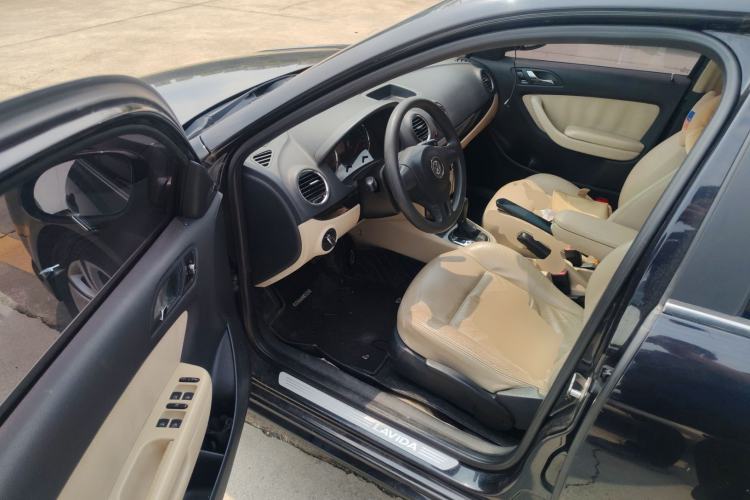 Used Volkswagen Lavida 2011 1.6L Automatic PinYou Edition Driver Seat