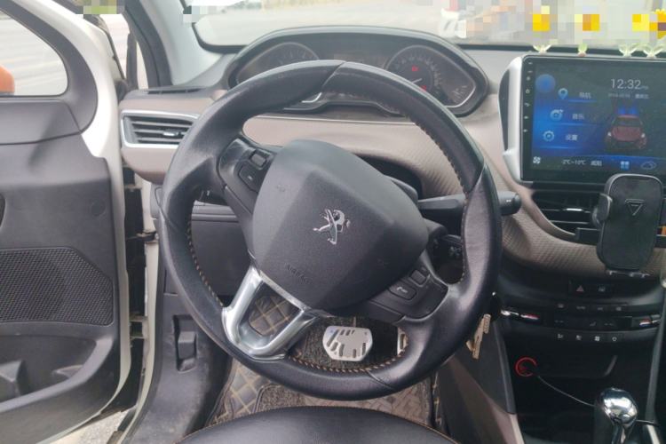 Used Peugeot 2008 2015 1.6THP Automatic Fashion Edition Steering Wheel
