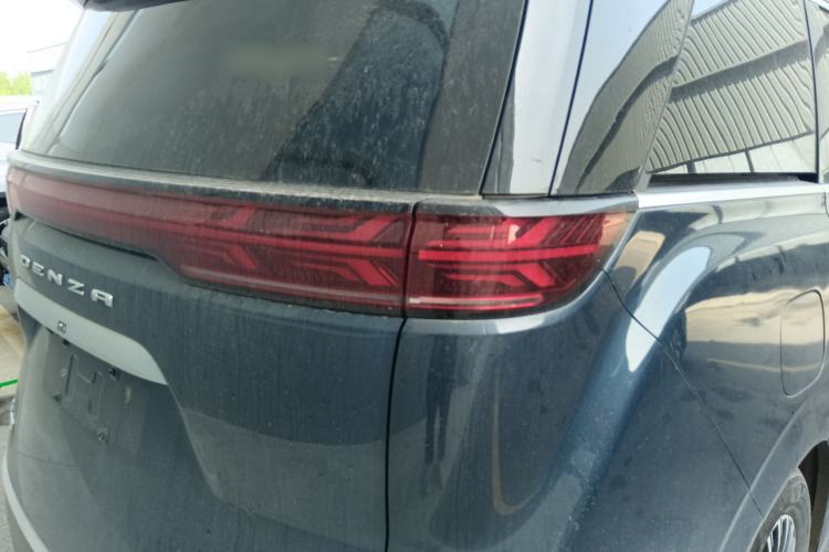 Used Denza D9 2022 DM-i 1040 Prestige Model
