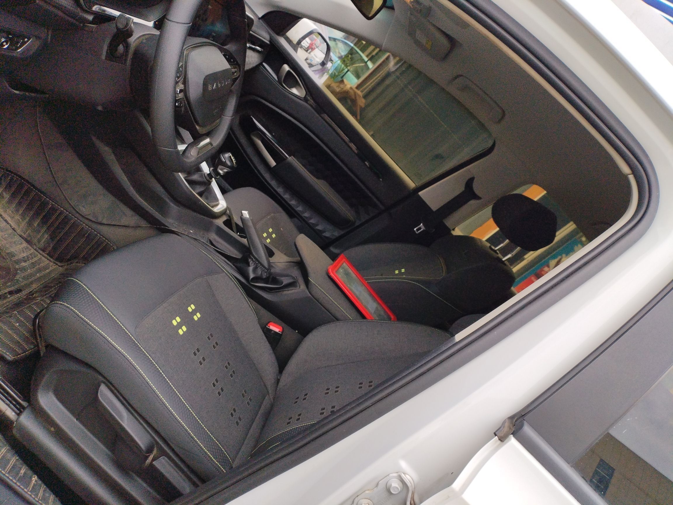 Переднее сиденье в автомобиле