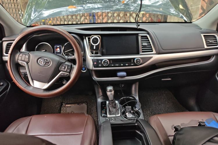 Used Toyota Highlander 2018 2.0T Four-Wheel Drive Prestige Version 7 Seats China V Emission Standard Center Console