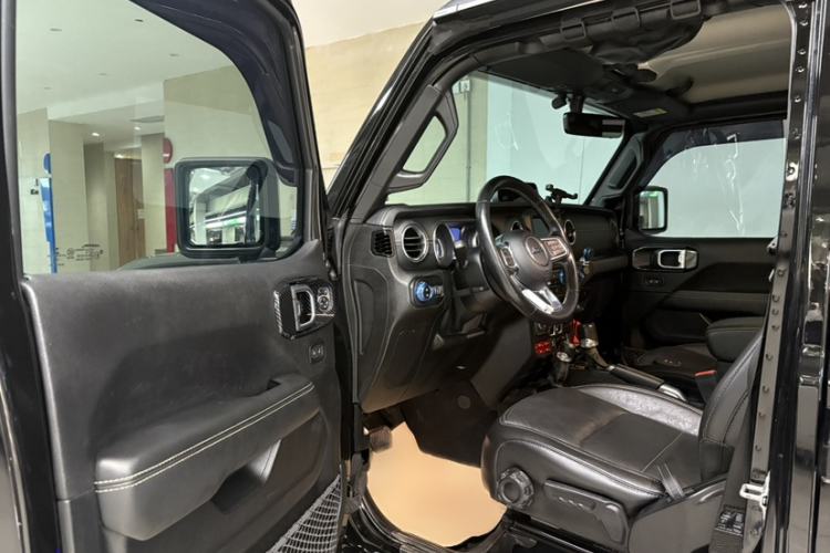 Used Jeep Wrangler 2019 2.0T Sahara Four-Door Version China VI Emission Standard
