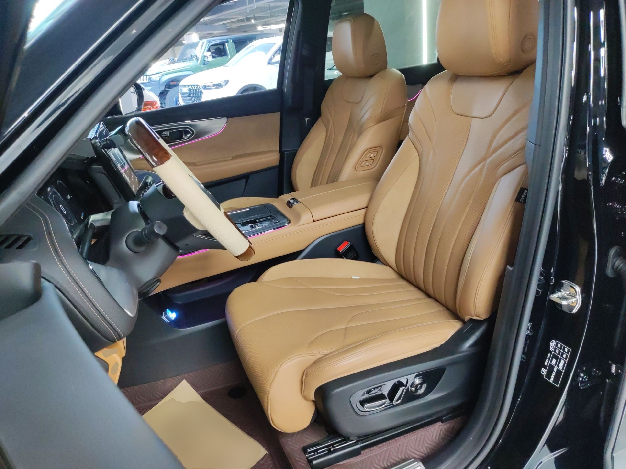 المقاعد الأمامية داخل السيارة