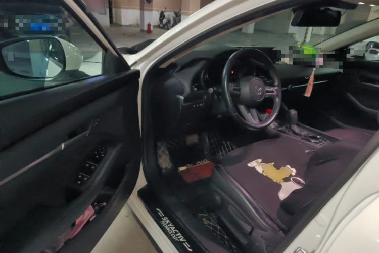 Used Mazda 3 Axela 2020 1.5L Automatic Luxury Version Driver Seat