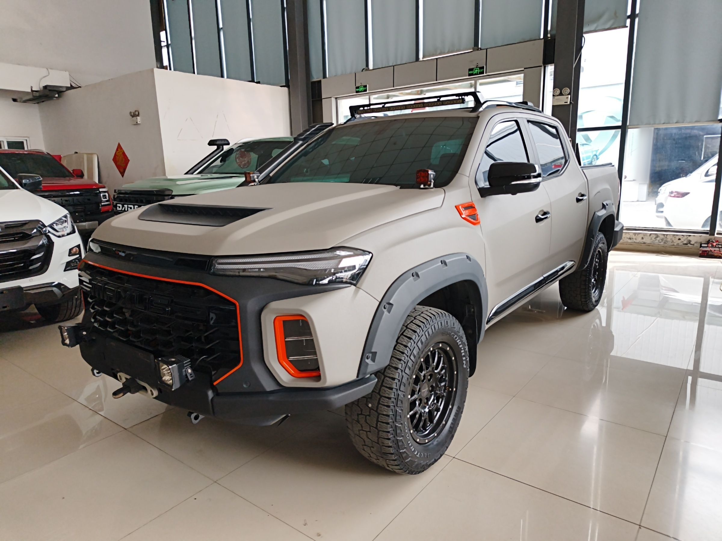 تحت مقدمة السيارة