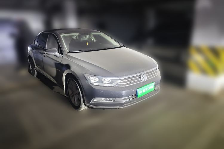 Used Volkswagen Magotan 2018 330TSI DSG Luxury Model Front Right 45 Deg