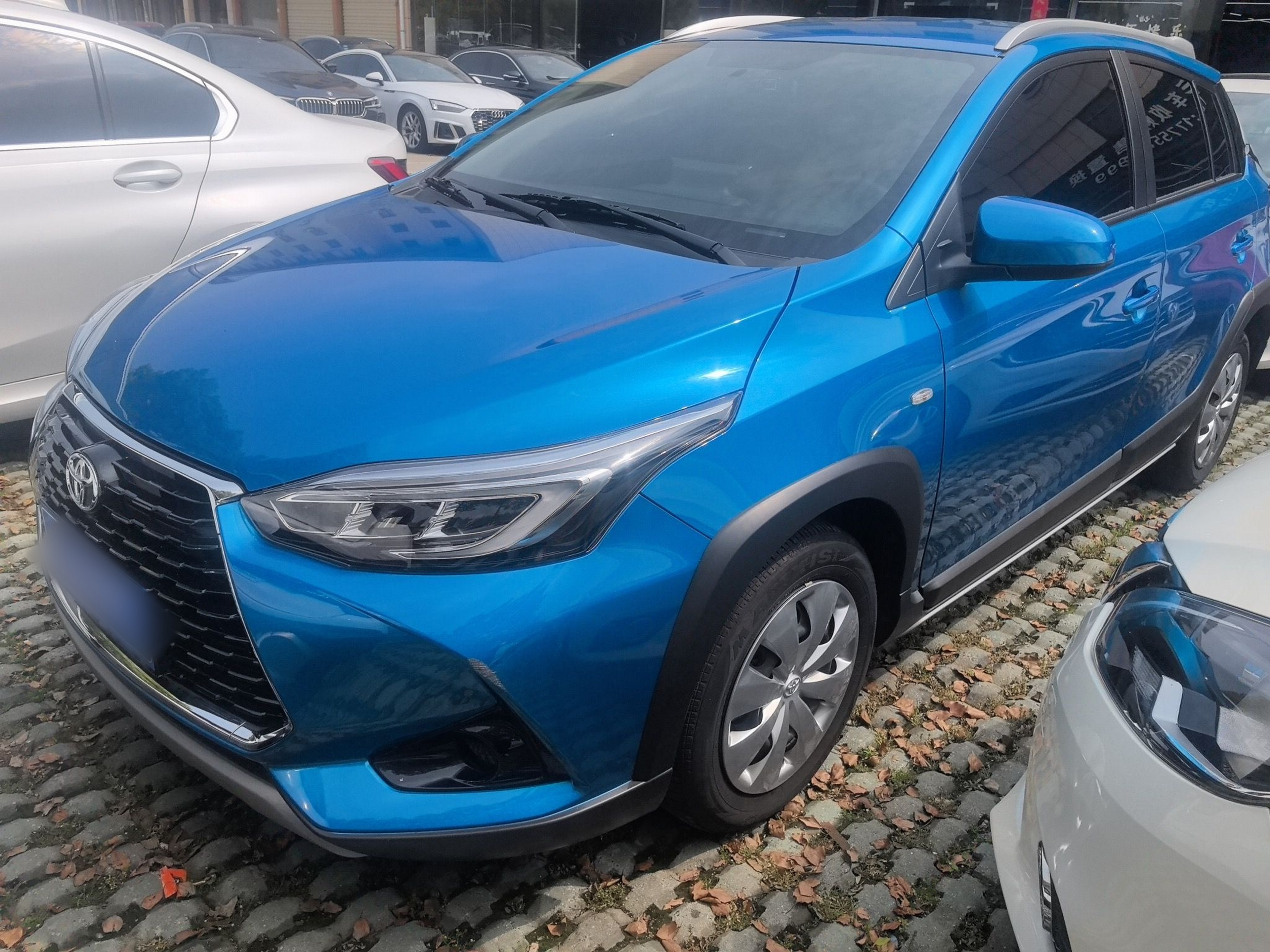 تحت مقدمة السيارة